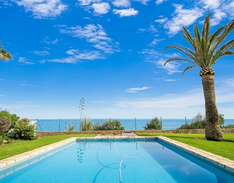 Villa for sale in Estepona