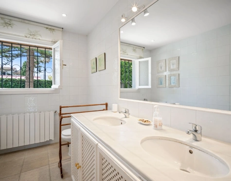 Villa for sale in Estepona