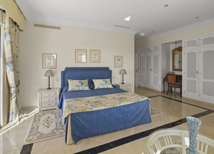 Villa for sale in El Paraiso, Estepona East