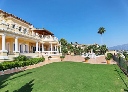 Villa for sale in El Paraiso, Estepona East