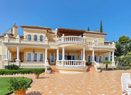 Villa for sale in El Paraiso, Estepona East
