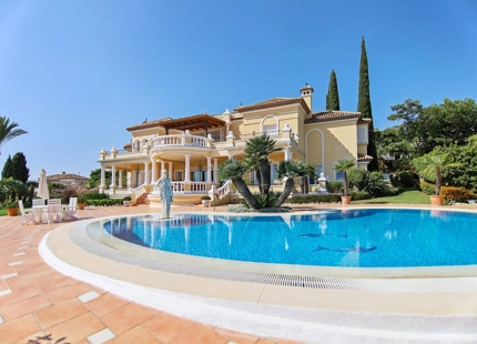 Villa for sale in El Paraiso, Estepona East