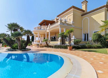 Villa for sale in El Paraiso, Estepona East