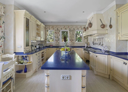 Villa for sale in El Paraiso, Estepona East