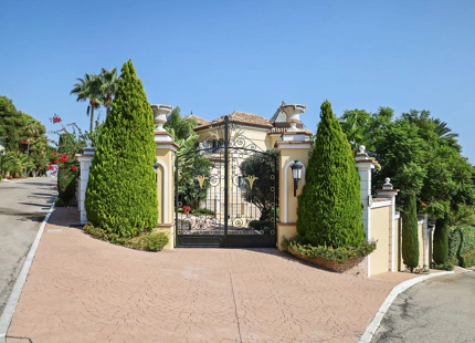 Villa for sale in El Paraiso, Estepona East