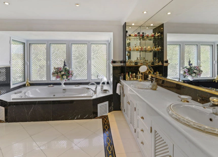 Villa for sale in El Paraiso, Estepona East