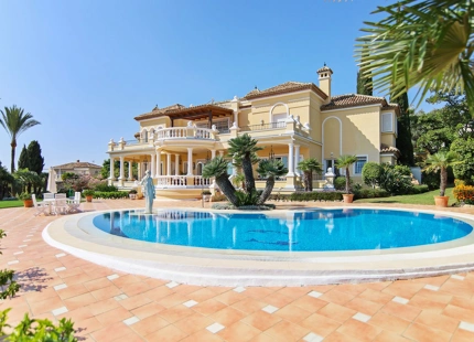 Villa for sale in El Paraiso, Estepona East