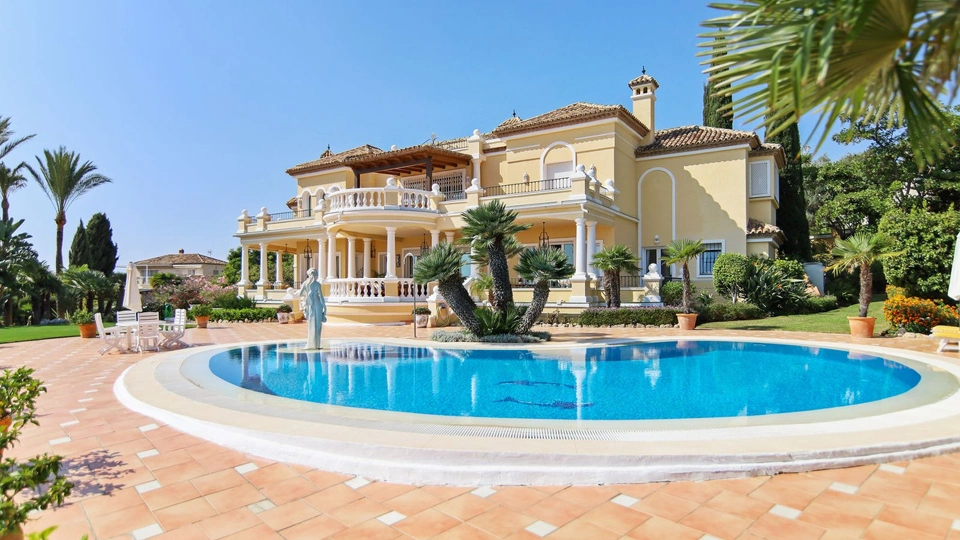 Villa for sale in El Paraiso, Estepona East