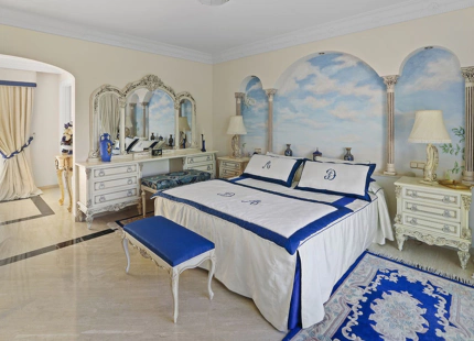 Villa for sale in El Paraiso, Estepona East