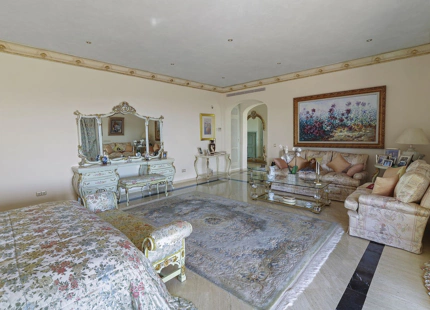 Villa for sale in El Paraiso, Estepona East