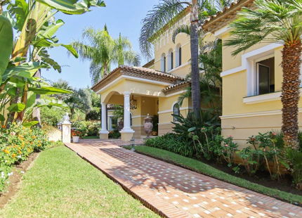 Villa for sale in El Paraiso, Estepona East