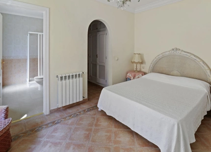 Villa for sale in El Paraiso, Estepona East