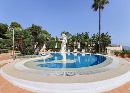Villa for sale in El Paraiso, Estepona East