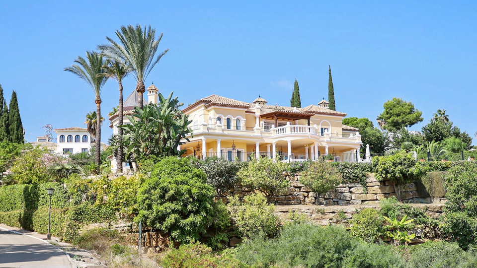 Villa for sale in El Paraiso, Estepona East