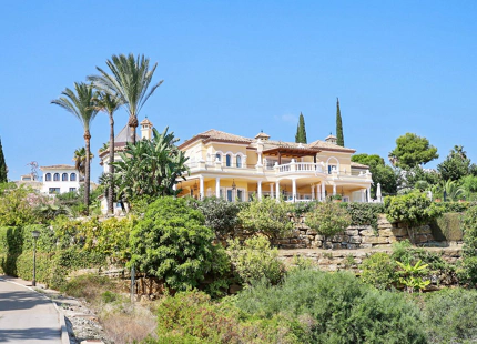 Villa for sale in El Paraiso, Estepona East