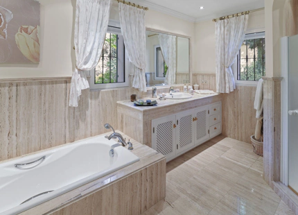 Villa for sale in El Paraiso, Estepona East