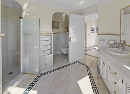 Villa for sale in El Paraiso, Estepona East