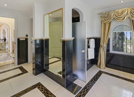 Villa for sale in El Paraiso, Estepona East