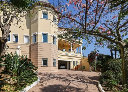 Villa for sale in El Paraiso, Estepona East