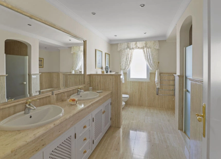Villa for sale in El Paraiso, Estepona East