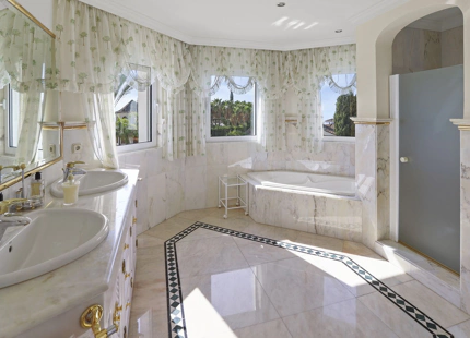 Villa for sale in El Paraiso, Estepona East