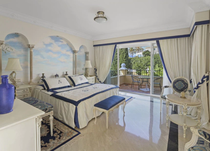 Villa for sale in El Paraiso, Estepona East
