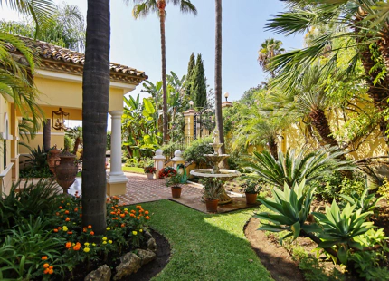 Villa for sale in El Paraiso, Estepona East