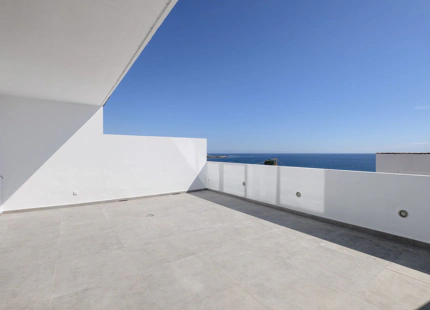 ÁTICO LUMINOSO CON VISTAS AL MAR EN VENTA EN LA BAHÍA DE ESTEPONA