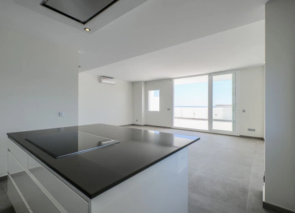 ÁTICO LUMINOSO CON VISTAS AL MAR EN VENTA EN LA BAHÍA DE ESTEPONA