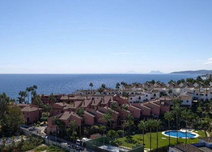 ÁTICO LUMINOSO CON VISTAS AL MAR EN VENTA EN LA BAHÍA DE ESTEPONA