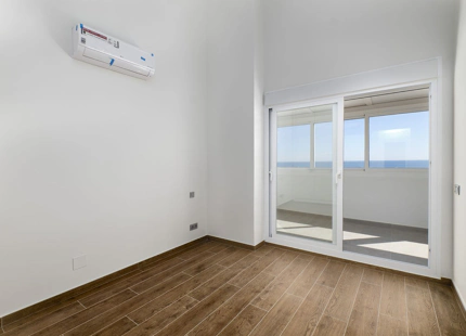 ÁTICO LUMINOSO CON VISTAS AL MAR EN VENTA EN LA BAHÍA DE ESTEPONA
