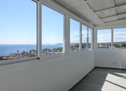 ÁTICO LUMINOSO CON VISTAS AL MAR EN VENTA EN LA BAHÍA DE ESTEPONA