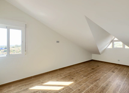ÁTICO LUMINOSO CON VISTAS AL MAR EN VENTA EN LA BAHÍA DE ESTEPONA