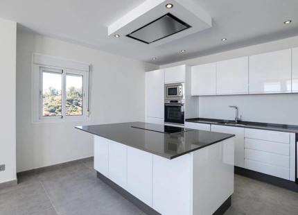 ÁTICO LUMINOSO CON VISTAS AL MAR EN VENTA EN LA BAHÍA DE ESTEPONA