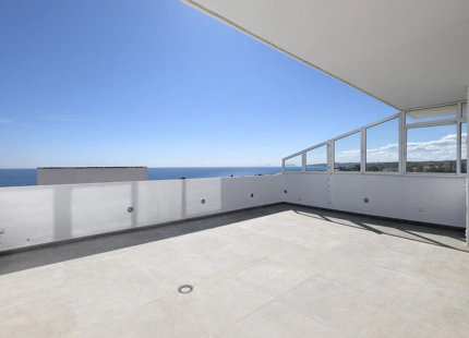 ÁTICO LUMINOSO CON VISTAS AL MAR EN VENTA EN LA BAHÍA DE ESTEPONA