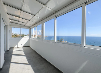 ÁTICO LUMINOSO CON VISTAS AL MAR EN VENTA EN LA BAHÍA DE ESTEPONA