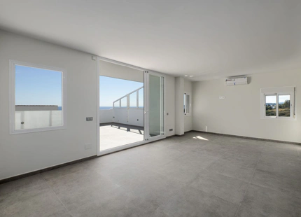 ÁTICO LUMINOSO CON VISTAS AL MAR EN VENTA EN LA BAHÍA DE ESTEPONA
