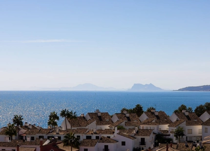 ÁTICO LUMINOSO CON VISTAS AL MAR EN VENTA EN LA BAHÍA DE ESTEPONA