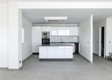 ÁTICO LUMINOSO CON VISTAS AL MAR EN VENTA EN LA BAHÍA DE ESTEPONA