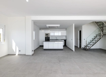 ÁTICO LUMINOSO CON VISTAS AL MAR EN VENTA EN LA BAHÍA DE ESTEPONA