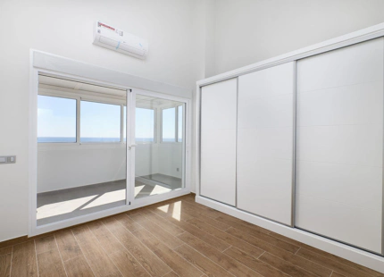 ÁTICO LUMINOSO CON VISTAS AL MAR EN VENTA EN LA BAHÍA DE ESTEPONA