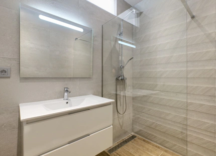 ÁTICO LUMINOSO CON VISTAS AL MAR EN VENTA EN LA BAHÍA DE ESTEPONA