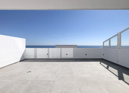 ÁTICO LUMINOSO CON VISTAS AL MAR EN VENTA EN LA BAHÍA DE ESTEPONA