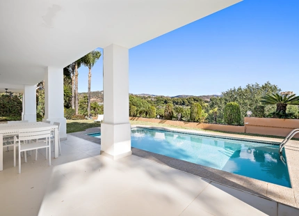 FRONT LINE GOLF VILLA FOR SALE IN MARBELLA EAST