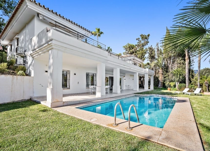 FRONT LINE GOLF VILLA FOR SALE IN MARBELLA EAST