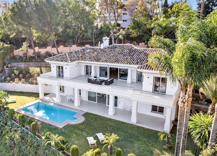 FRONT LINE GOLF VILLA FOR SALE IN MARBELLA EAST