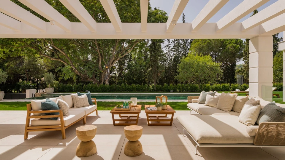 Villa en venta en El Paraiso, Estepona Este