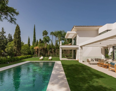 Villa en venta en El Paraiso, Estepona East