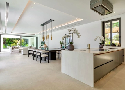 Villa for sale in El Paraiso, Estepona East