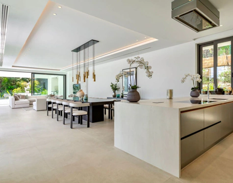Villa for sale in El Paraiso, Estepona East